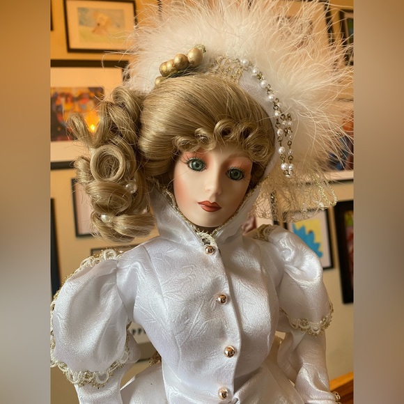 "Kristina" First Annual Gibson Girl Christmas Doll from the Franklin Mint - Picture 6 of 17